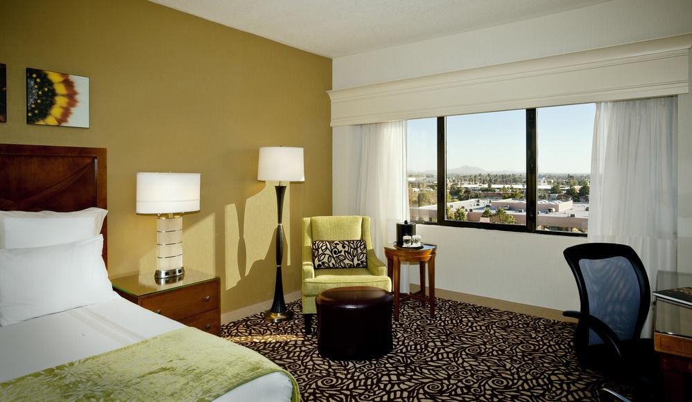 Delta Hotels By Marriott Phoenix Mesa Bagian luar foto